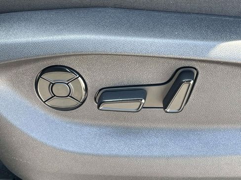 New 2026 Volkswagen Tiguan SE FWD image 16