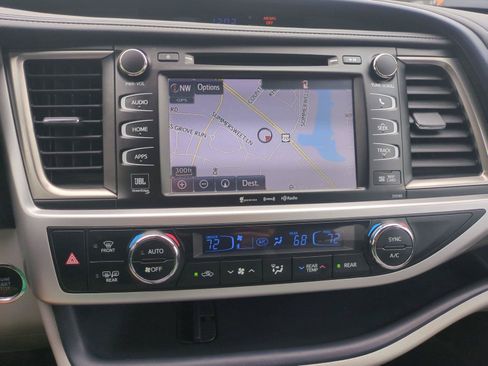 Used 2018 Toyota Highlander Limited FWD image 25