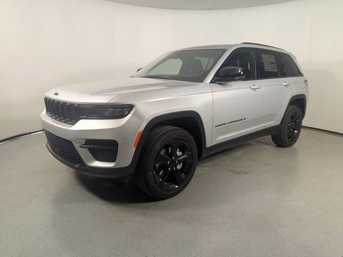 New 2025 Jeep Grand Cherokee Altitude image 3