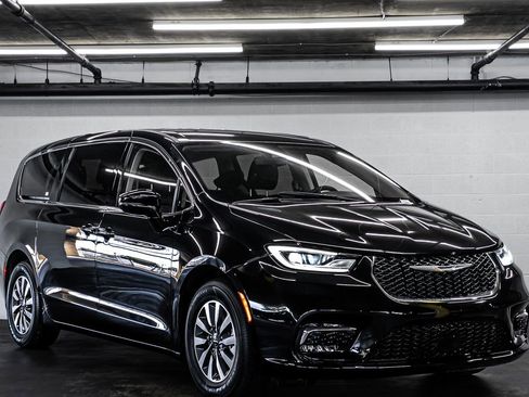 Used 2024 Chrysler Pacifica Limited FWD image 7