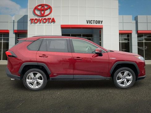 Used 2021 Toyota RAV4 XLE Premium image 2