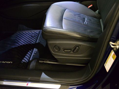 Certified 2022 Audi e-tron Premium image 24