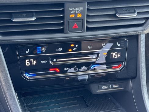 Used 2025 Volkswagen Jetta SEL FWD image 24