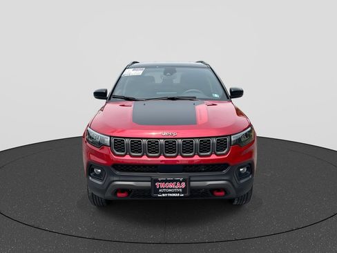 Used 2025 Jeep Compass Trailhawk AWD/4WD image 3