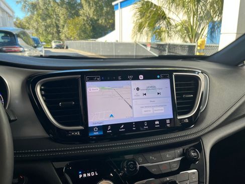 Used 2025 Chrysler Pacifica Limited image 21