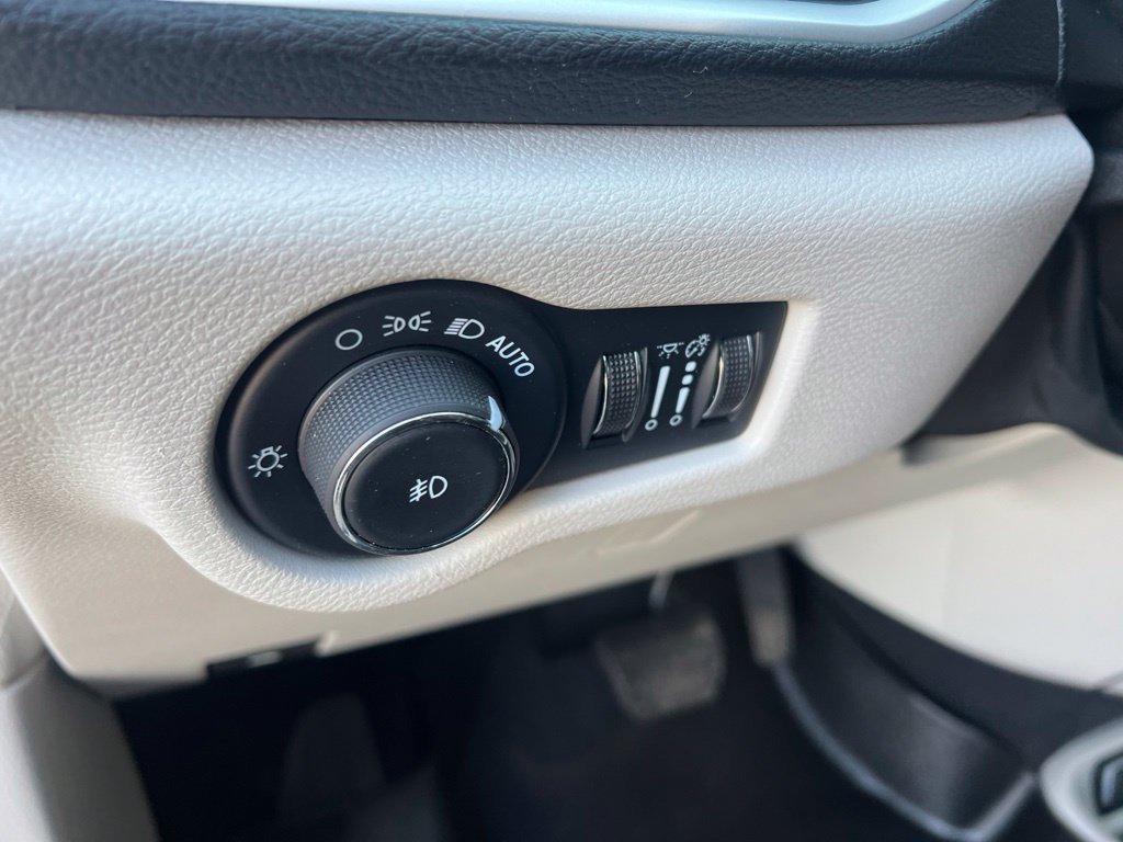 Used 2024 Chrysler Pacifica Touring-L FWD image 45
