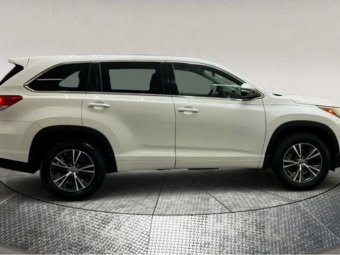 Used 2017 Toyota Highlander LE image 9