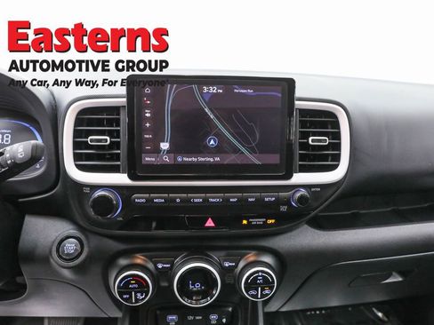 Used 2024 Hyundai Venue Limited image 12