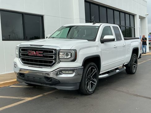 Used 2017 GMC Sierra 1500 SLE w/ SLE Value Package AWD/4WD image 4