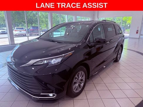 Used 2024 Toyota Sienna XLE FWD image 3