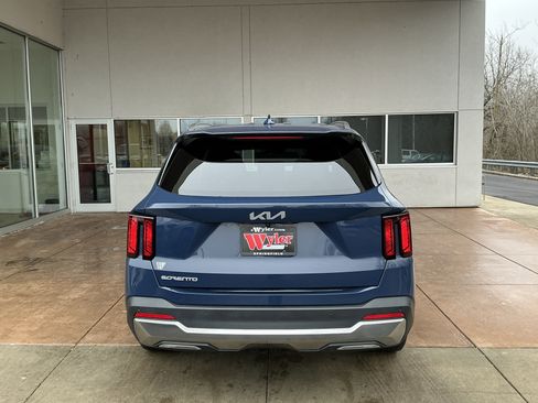 Used 2025 Kia Sorento S image 21