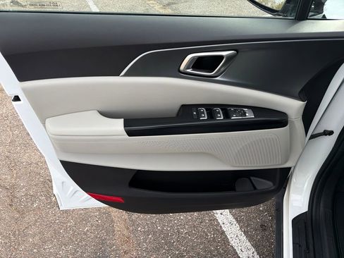 Used 2024 Kia Carnival LX image 11