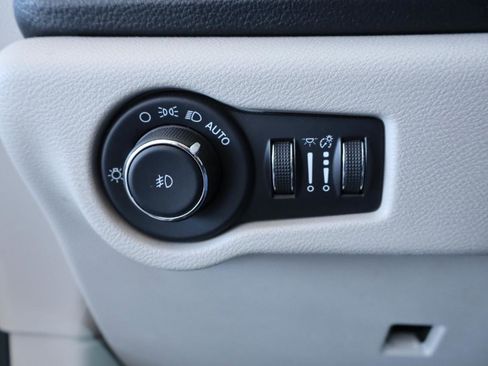 Used 2021 Chrysler Pacifica Touring-L image 25