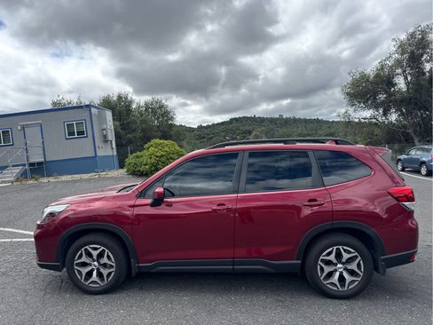 Used 2019 Subaru Forester Premium AWD/4WD image 8