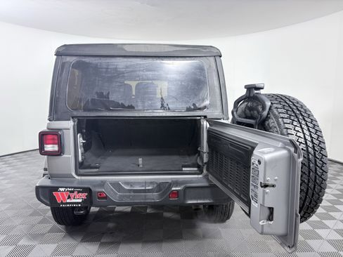 Used 2018 Jeep Wrangler Unlimited Sahara image 8