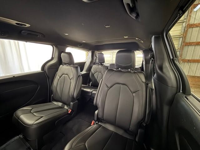 Used 2025 Chrysler Pacifica Select AWD/4WD image 19
