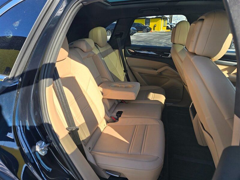 Used 2019 Porsche Cayenne AWD/4WD image 17