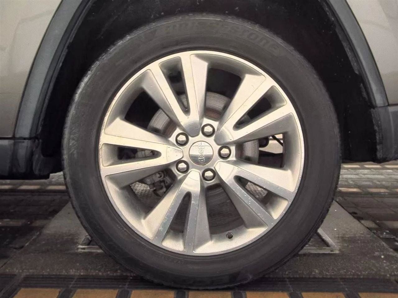 Used 2013 Jeep Grand Cherokee Laredo RWD image 12