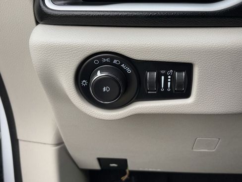 Used 2022 Chrysler Pacifica Touring-L w/ Uconnect Theater Family Group image 24