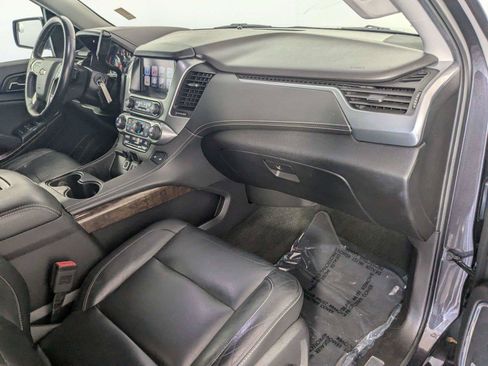Used 2017 Chevrolet Suburban LT RWD image 30