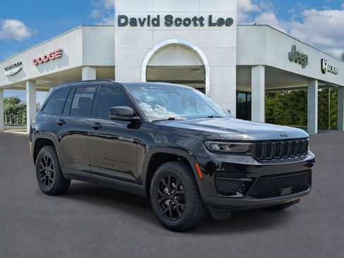 Used 2025 Jeep Grand Cherokee Altitude RWD image 3