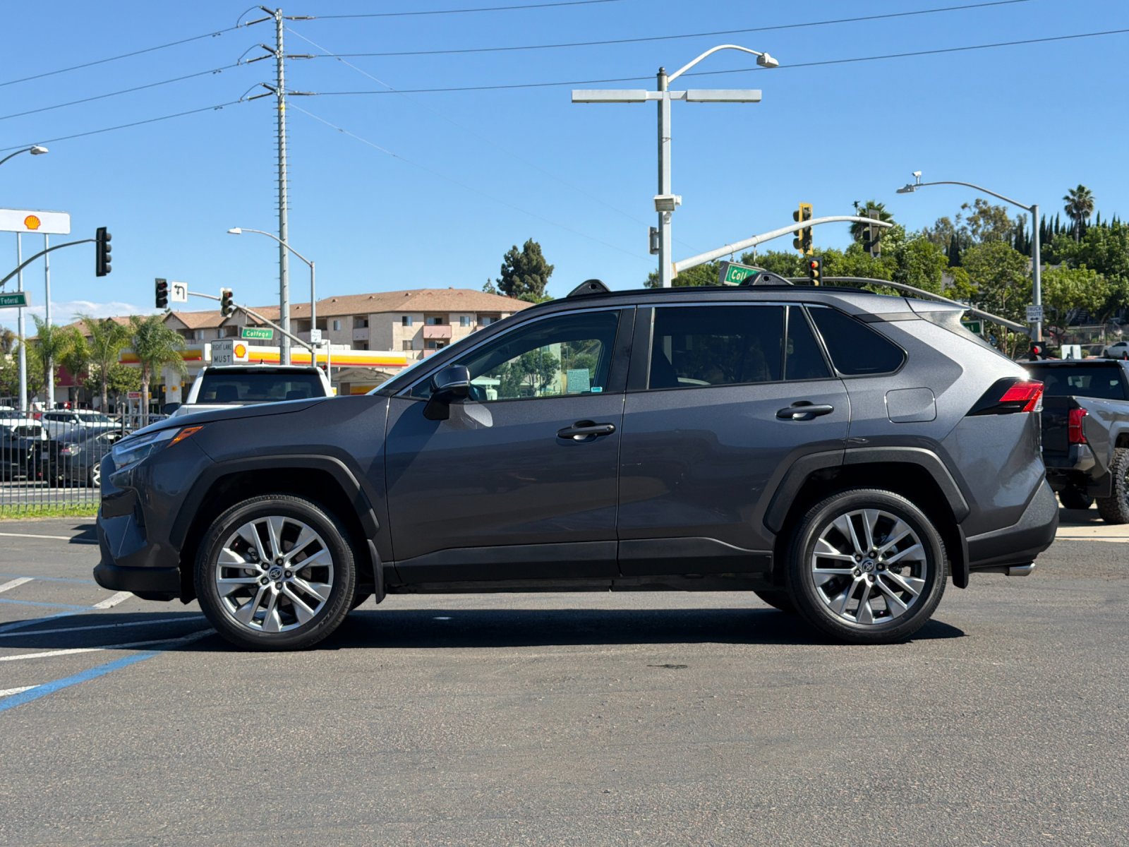 Used 2023 Toyota RAV4 XLE Premium FWD image 2