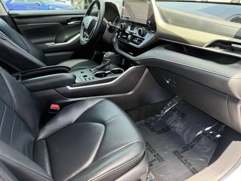 Used 2024 Toyota Highlander XLE FWD image 29