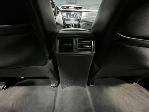 Used 2018 Nissan Rogue SL w/ Premium Package image 32