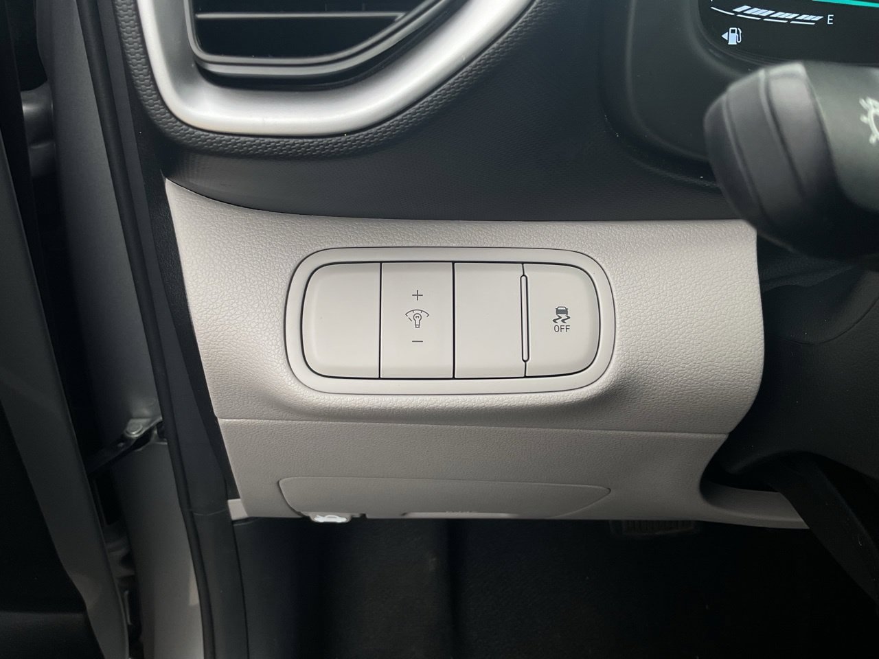 Used 2025 Hyundai Venue SEL FWD image 23