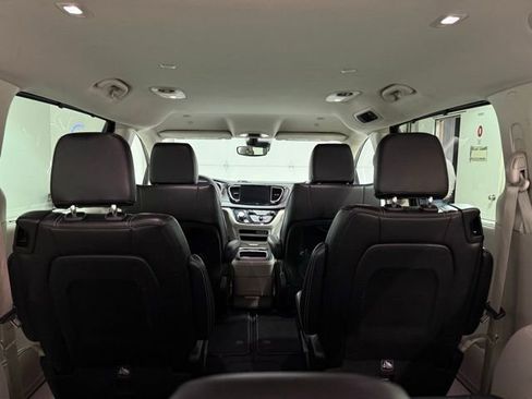 Used 2024 Chrysler Pacifica Touring-L image 9