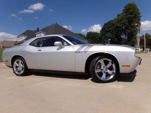 Used 2010 Dodge Challenger R/T w/ Sound Group image 2