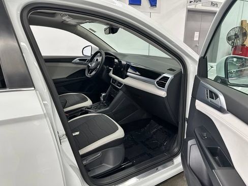 Used 2025 Volkswagen Taos SE w/ Panoramic Sunroof Package AWD/4WD image 17