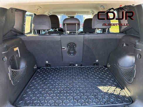 Used 2018 Jeep Renegade Latitude w/ Popular Equipment Group image 8