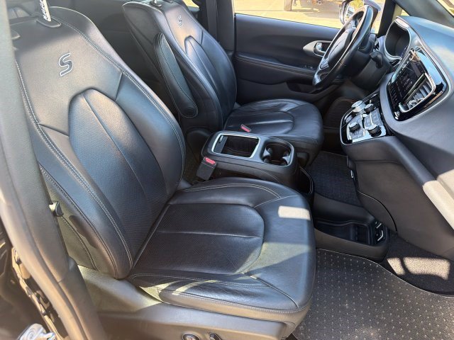 Used 2019 Chrysler Pacifica Touring-L Plus w/ Advanced Safetytec Group FWD image 16
