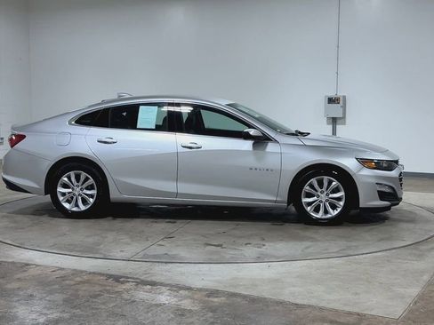 Used 2019 Chevrolet Malibu LT w/ Leather Package FWD image 2