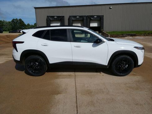 New 2026 Chevrolet Trax LT w/ Midnight Edition FWD image 3
