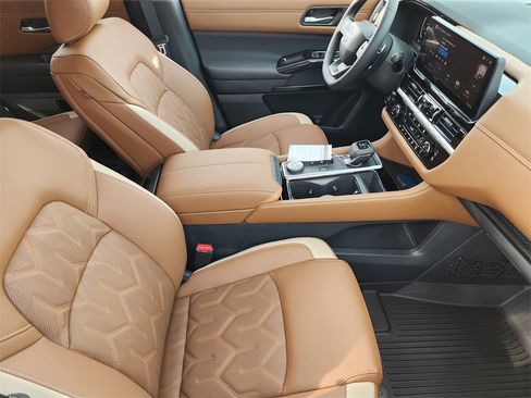 New 2026 Nissan Pathfinder Platinum image 10