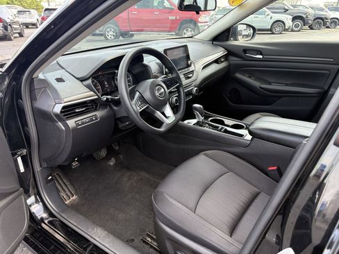 Used 2024 Nissan Altima 2.5 SV FWD image 14