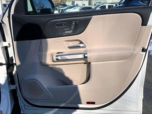 Used 2025 Mercedes-Benz GLB 250 4MATIC image 18