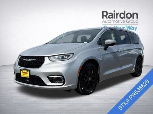 Used 2023 Chrysler Pacifica Touring-L FWD image 3