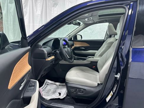 Used 2025 Toyota Grand Highlander AWD image 10