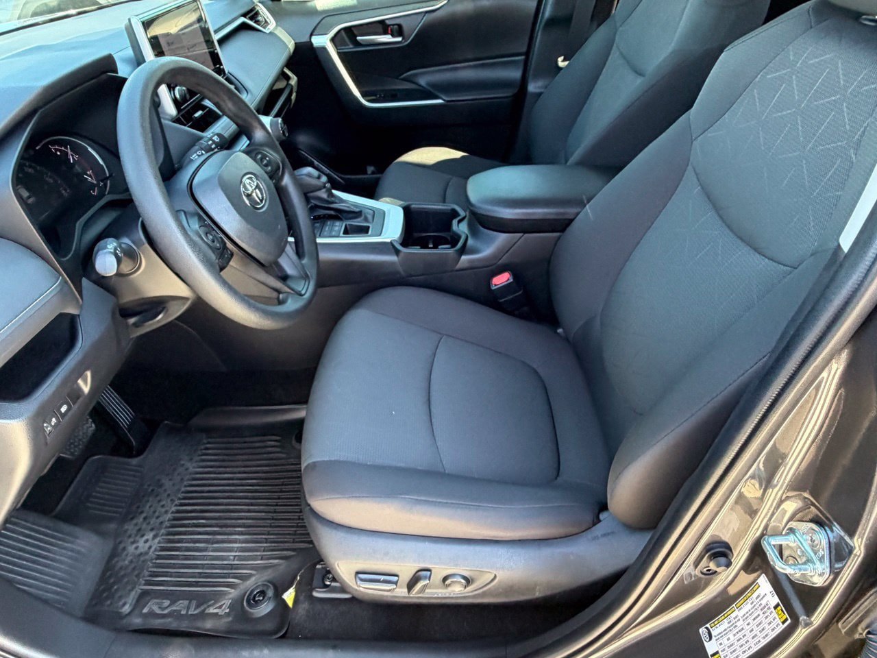 Used 2024 Toyota RAV4 XLE AWD/4WD image 30