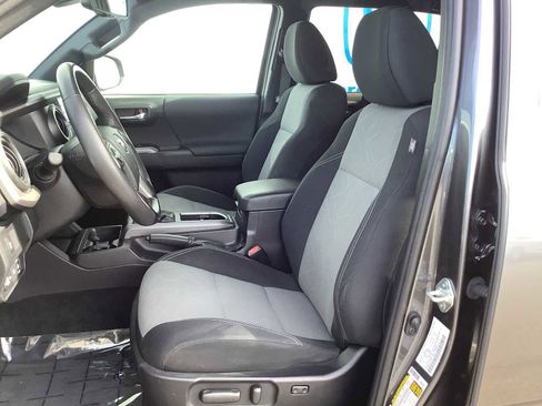 Used 2022 Toyota Tacoma TRD Sport w/ Technology Package image 11