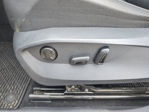 Used 2024 Volkswagen Tiguan SE image 16