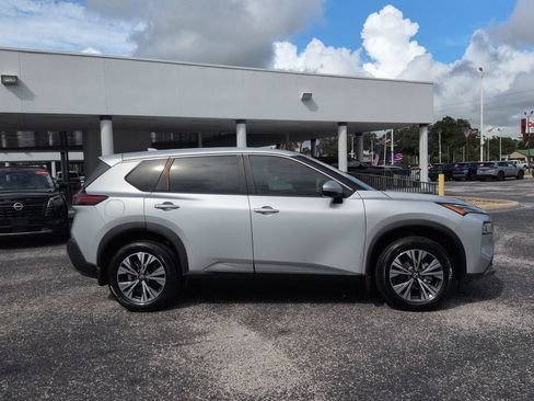 Used 2022 Nissan Rogue SV FWD image 2