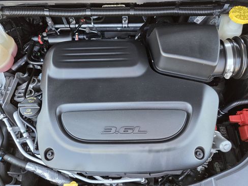 Used 2023 Chrysler Pacifica Limited FWD image 24