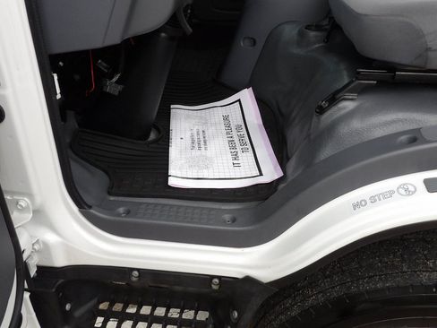 Used 2020 Isuzu NPR RWD image 8
