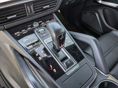 Used 2022 Porsche Cayenne Turbo image 11