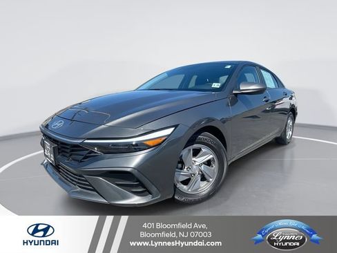 Used 2024 Hyundai Elantra SE FWD image 1