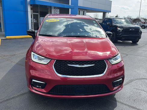Used 2025 Chrysler Pacifica Select image 8